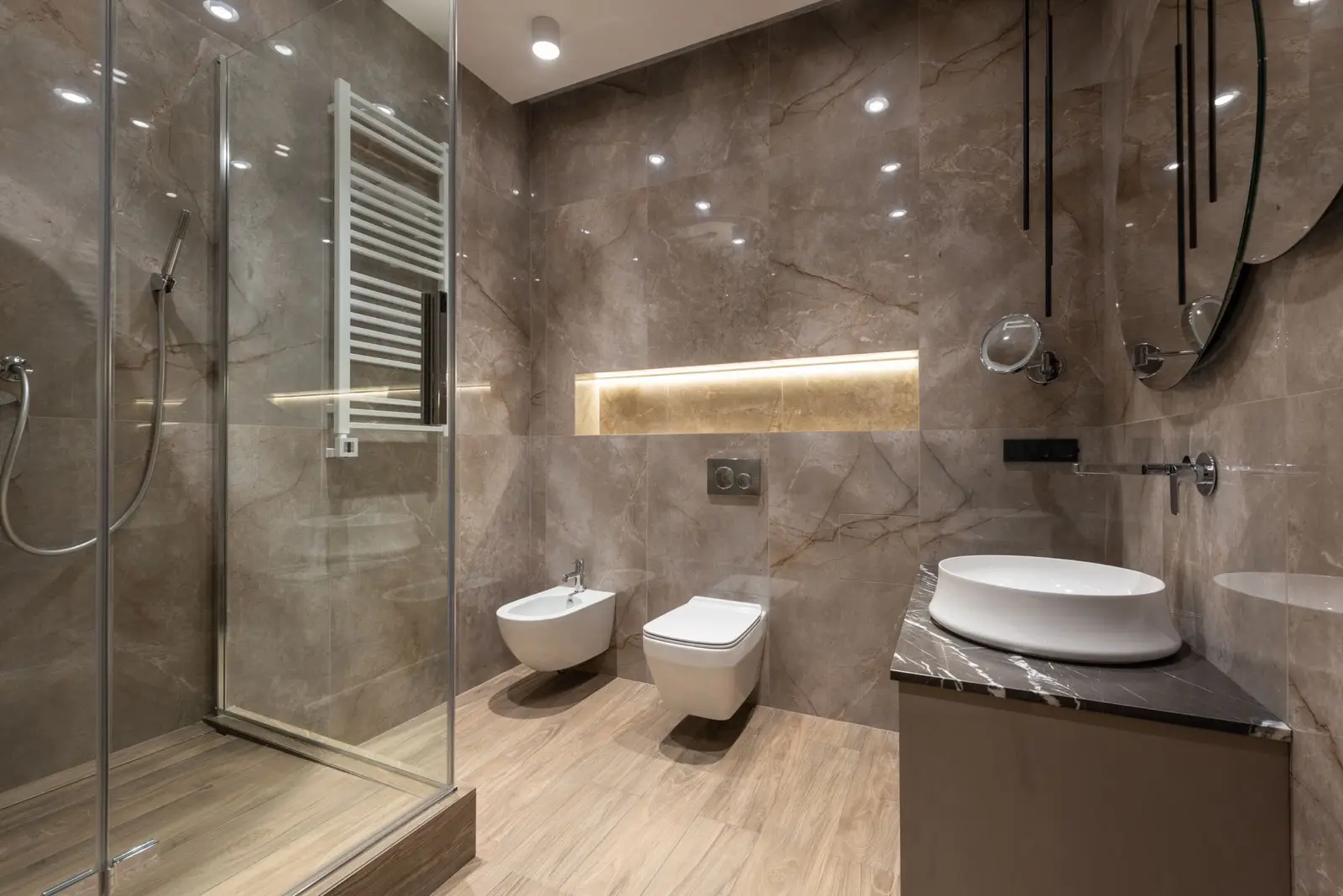 Bad mit Walk-in-Dusche aus Glas, Wand-WC und Handtuchheizkörper