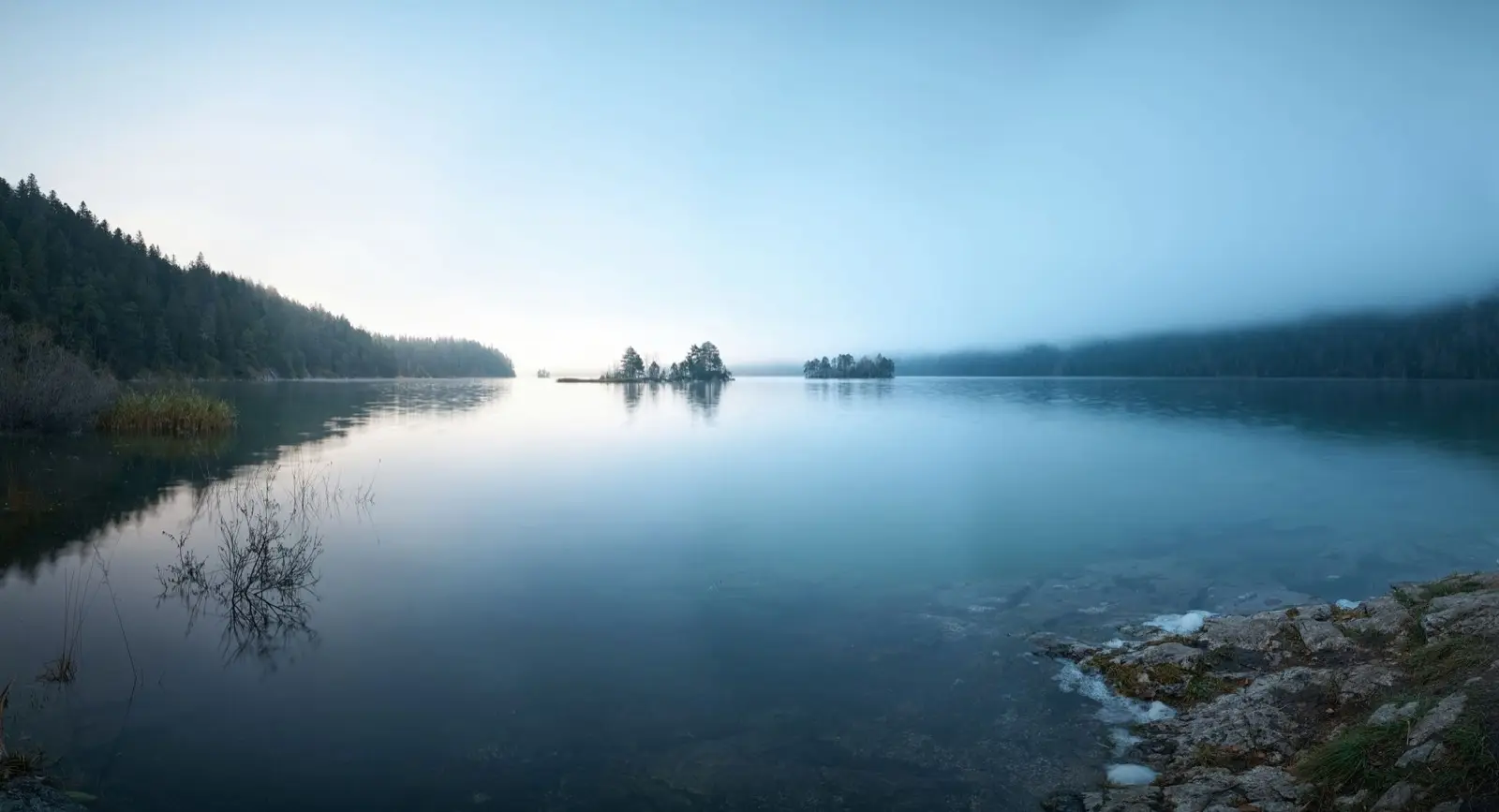 Stiller See im Morgenlicht, Bäume spiegeln sich im Wasser