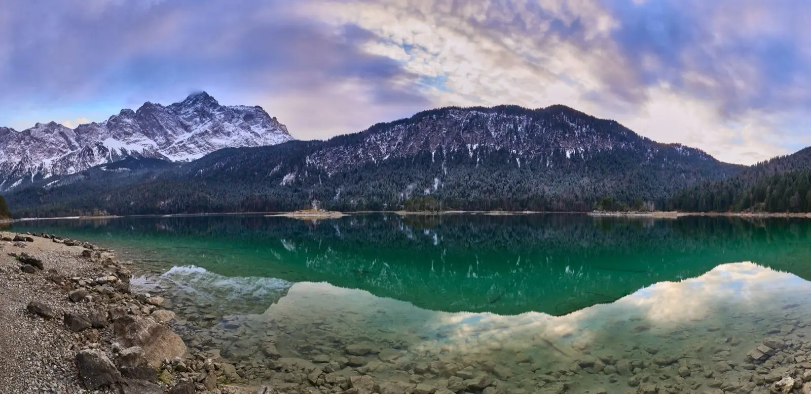 Türkiser Bergsee mit Spiegelung der Berge