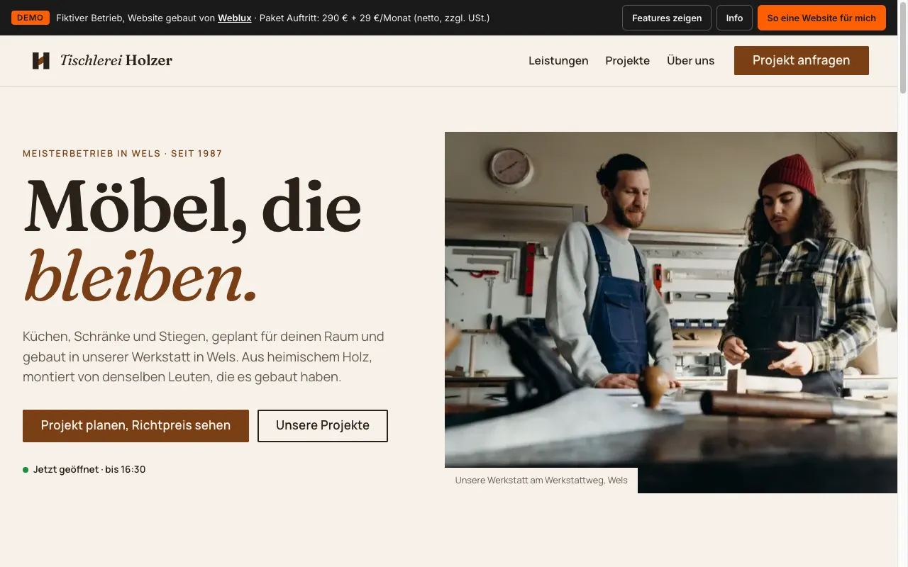 Startseite der Demo-Website Tischlerei Holzer mit Werkstattfoto und großer Serifen-Überschrift